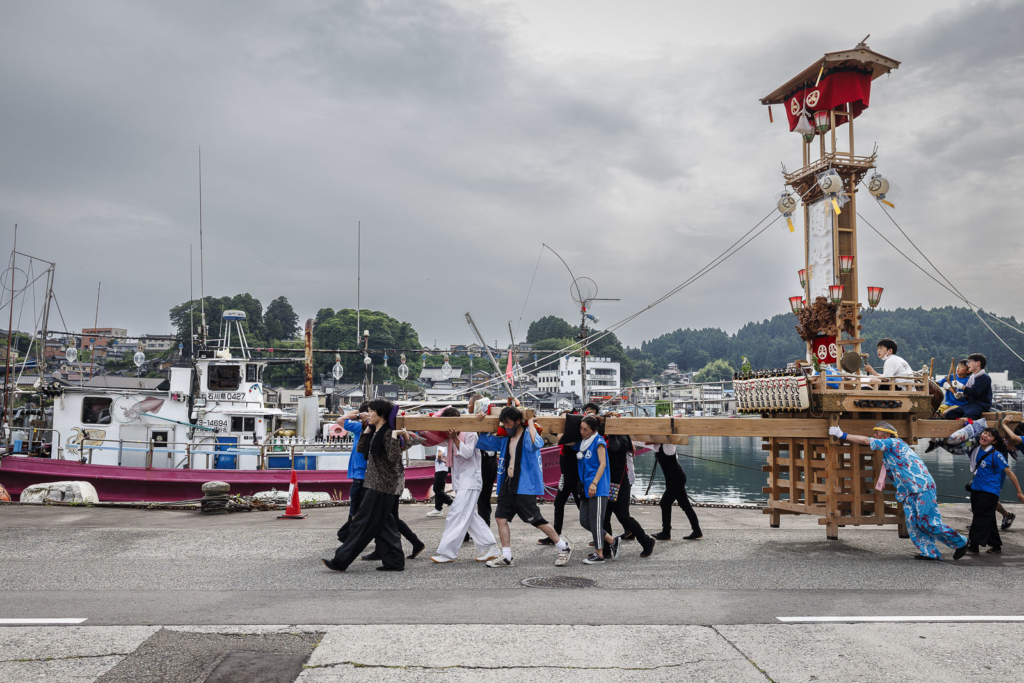 People carrying Kiriko lantern float on Ushitsu harbour