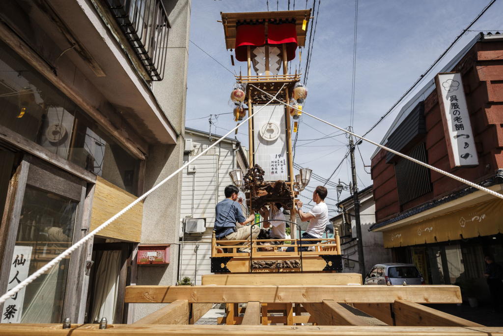 People working on Kiriko lantern float